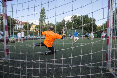 Foto: Michal Šenk z Economie střílí gól v penaltovém rozstřelu o třetí místo, jantichyphotography.com